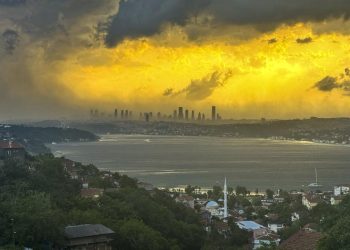 İstanbul’da fırtına: Çatılar uçtu, ağaçlar devrildi