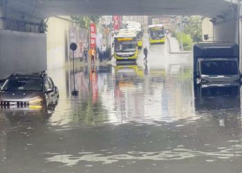 İstanbul’da beklenen yağış felç etti: Yollar göle döndü