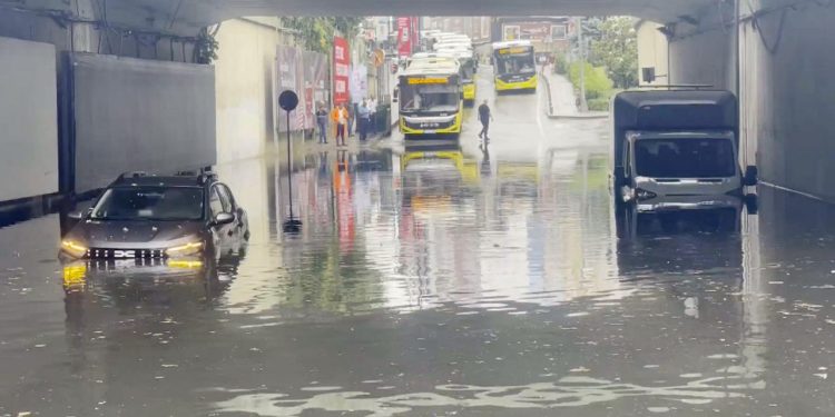 İstanbul’da beklenen yağış felç etti: Yollar göle döndü