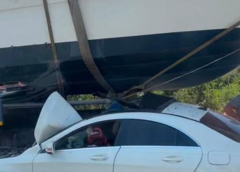 İzmir’de seyir halindeki otomobil tekneye çarptı
