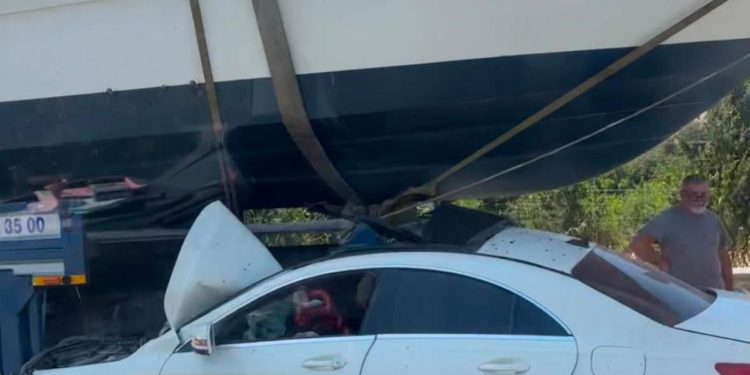 İzmir’de seyir halindeki otomobil tekneye çarptı