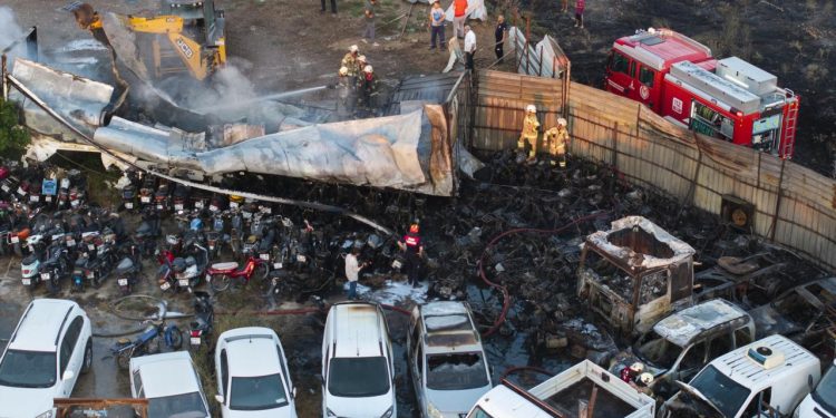 İzmir’de yediemin otoparkında yangın: 62 araç hasar gördü