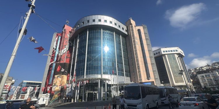 İzmit Belediyesine yönelik ‘yolsuzluk’ operasyonu