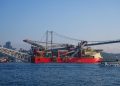 Doğal gaz boru hattı döşeme platformu İstanbul Boğazı’ndan geçiş yaptı