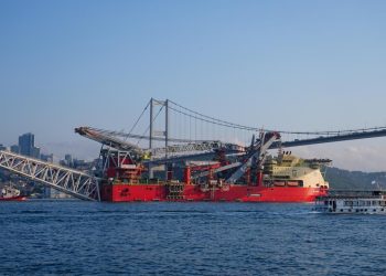 Doğal gaz boru hattı döşeme platformu İstanbul Boğazı’ndan geçiş yaptı