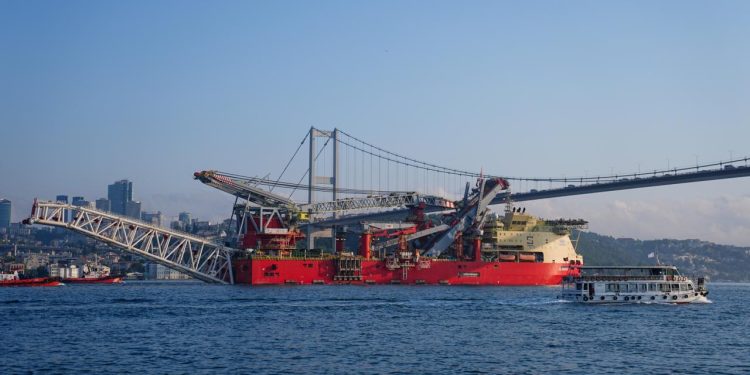 Doğal gaz boru hattı döşeme platformu İstanbul Boğazı’ndan geçiş yaptı