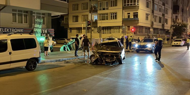 Kayseri’de polis aracının karıştığı kazada 3 kişi yaralandı