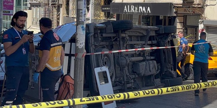 İETT otobüsü ambulansa çarptı: 5 yaralı