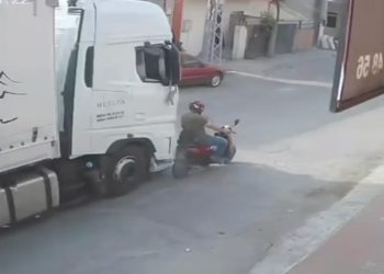 Tırın kör noktasında kalan motosikletli ölümden döndü