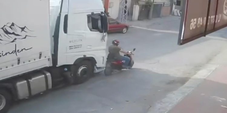 Tırın kör noktasında kalan motosikletli ölümden döndü