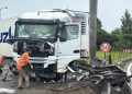 Pendik’te bariyerlere çarpan tır TEM trafiğini aksattı