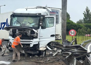 Pendik’te bariyerlere çarpan tır TEM trafiğini aksattı