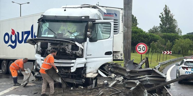 Pendik’te bariyerlere çarpan tır TEM trafiğini aksattı