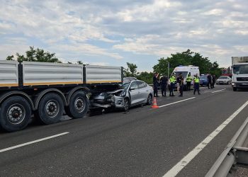 Otomobil, tırın altına girdi: 1 ölü, 6’sı çocuk 8 yaralı
