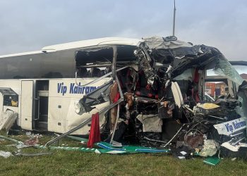 Bolu’da yolcu otobüsü bariyere ve tabelaya çarptı: 5’i ağır 15 yaralı