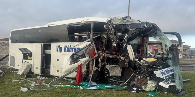 Bolu’da yolcu otobüsü bariyere ve tabelaya çarptı: 5’i ağır 15 yaralı