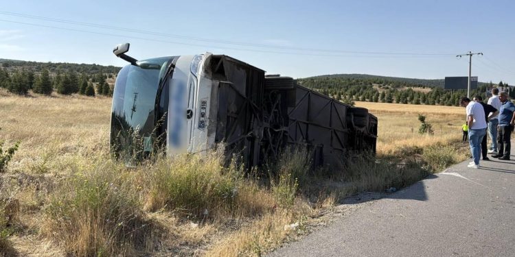 Eskişehir’de yolcu otobüsü devrildi: 24 yaralı
