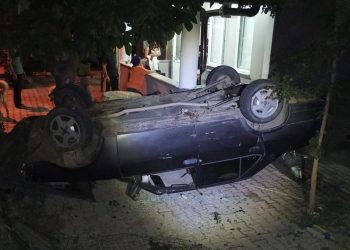 Otomobil takla atarak evin bahçesine devrildi