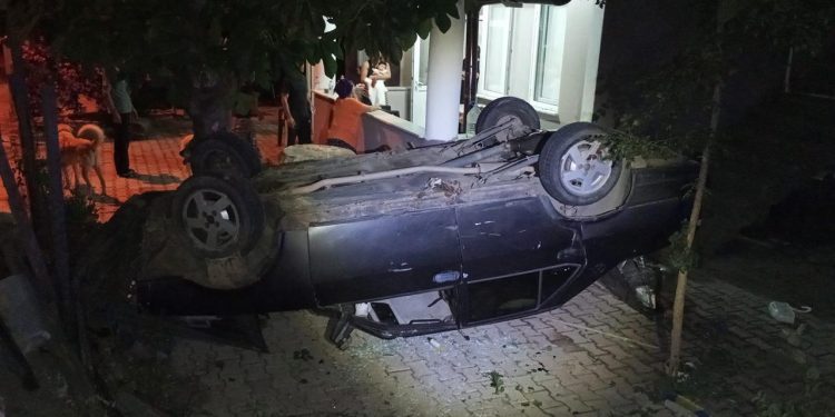 Otomobil takla atarak evin bahçesine devrildi