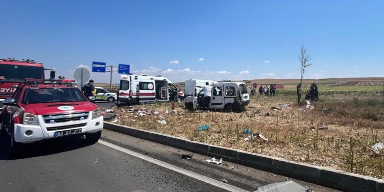 Tekirdağ’da kamyon ile hafif ticari araç çarpıştı: 2 ölü, 3 yaralı