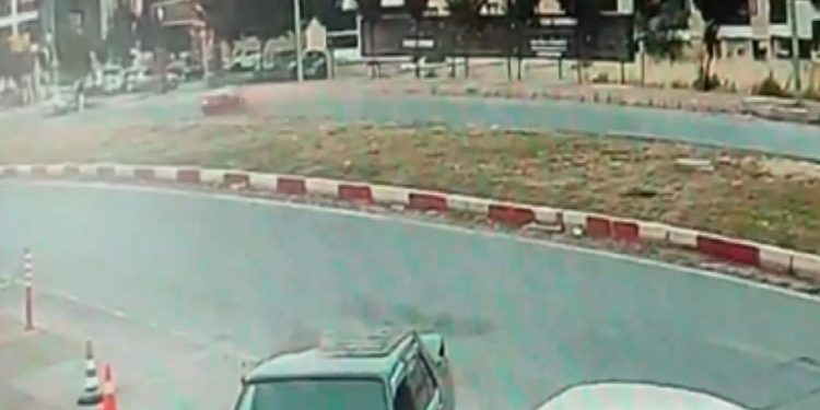 Yayalara çarpan otomobil site bahçesine devrildi: 1’i ağır 3 yaralı