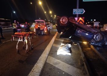 İstanbul’da minibüs ve bariyere çarpan otomobildeki sürücü öldü