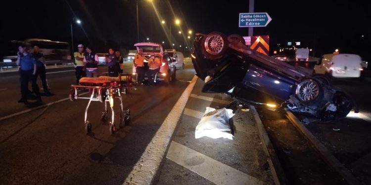 İstanbul’da minibüs ve bariyere çarpan otomobildeki sürücü öldü