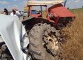 Park halindeki traktöre çarpan otomobildeki 3 kişi öldü