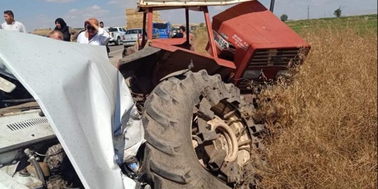 Park halindeki traktöre çarpan otomobildeki 3 kişi öldü