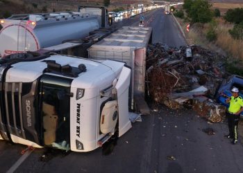 Kırıkkale’de devrilen tırın altında kalmaktan son anda kurtuldular