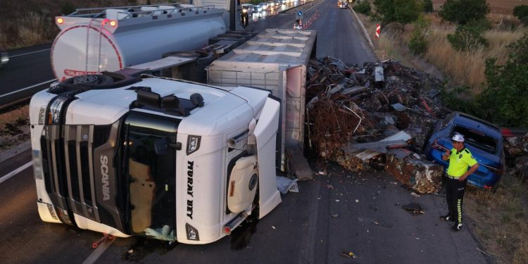 Kırıkkale’de devrilen tırın altında kalmaktan son anda kurtuldular