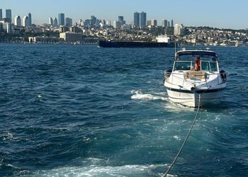 Kız Kulesi önlerinde sürüklenen tekne kurtarıldı