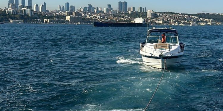 Kız Kulesi önlerinde sürüklenen tekne kurtarıldı