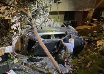 Kocaeli’de otomobil apartman boşluğuna devrildi: 2 yaralı