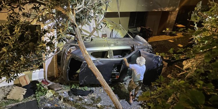 Kocaeli’de otomobil apartman boşluğuna devrildi: 2 yaralı