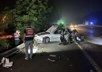 Tır arızalanan otomobile çarptı: 1 ölü