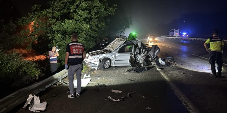 Tır arızalanan otomobile çarptı: 1 ölü