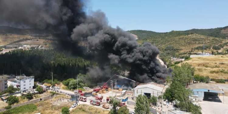 Kocaeli’de fabrika yangını: 1 ölü, 2 yaralı