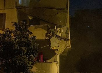 İstanbul’da 5 katlı binanın balkonunda çökme