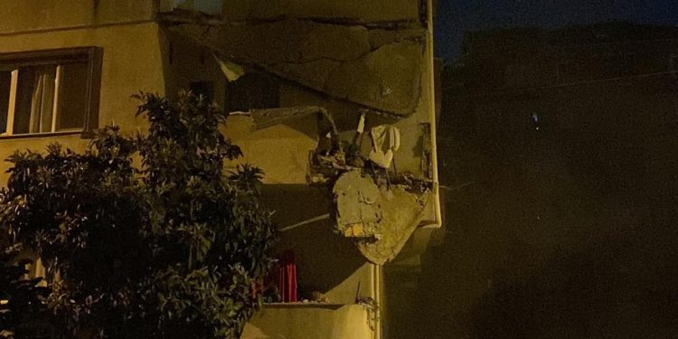 İstanbul’da 5 katlı binanın balkonunda çökme