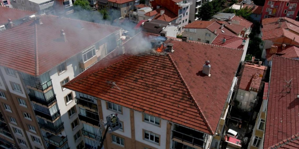 Kütahya’da binanın çatısına yıldırım düştü, yangın çıktı