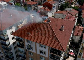 Kütahya’da binanın çatısına yıldırım düştü, yangın çıktı