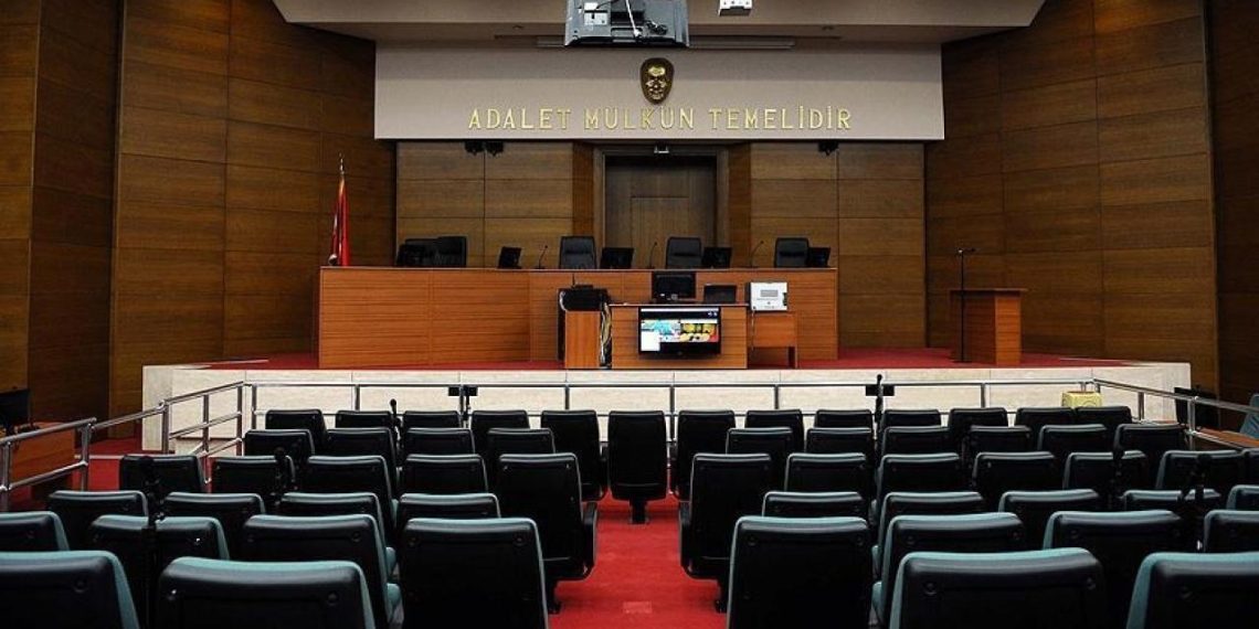 İzmir’de “rüşvet almak” suçundan yargılanan 2 memura hapis cezası
