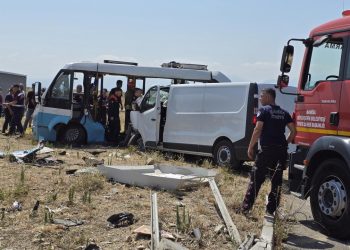 Midibüs ile panelvan çarpıştı: 1 can kaybı, 10 yaralı