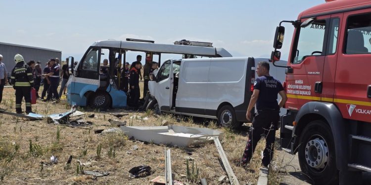 Midibüs ile panelvan çarpıştı: 1 can kaybı, 10 yaralı
