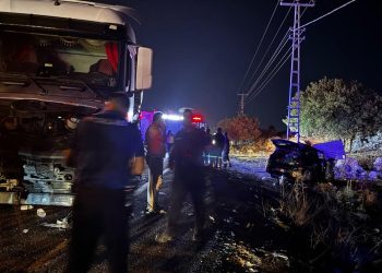 Kamyon ile otomobil çarpıştı: 1’i çocuk 3 kişi hayatını kaybetti, 5 yaralı