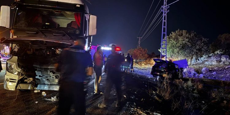 Kamyon ile otomobil çarpıştı: 1’i çocuk 3 kişi hayatını kaybetti, 5 yaralı