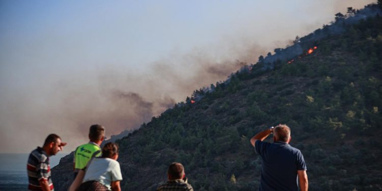 Mersin’de orman yangını: 145 kişi güvenli bölgelere nakledildi