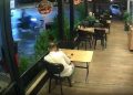 Kocaeli’de motosiklet lokantadaki müşteriye çarptı