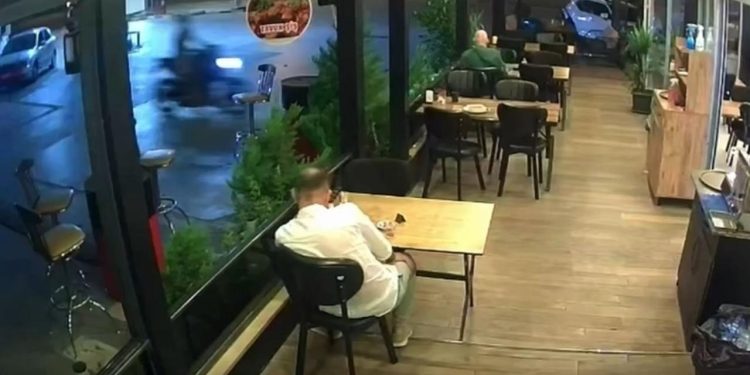 Kocaeli’de motosiklet lokantadaki müşteriye çarptı